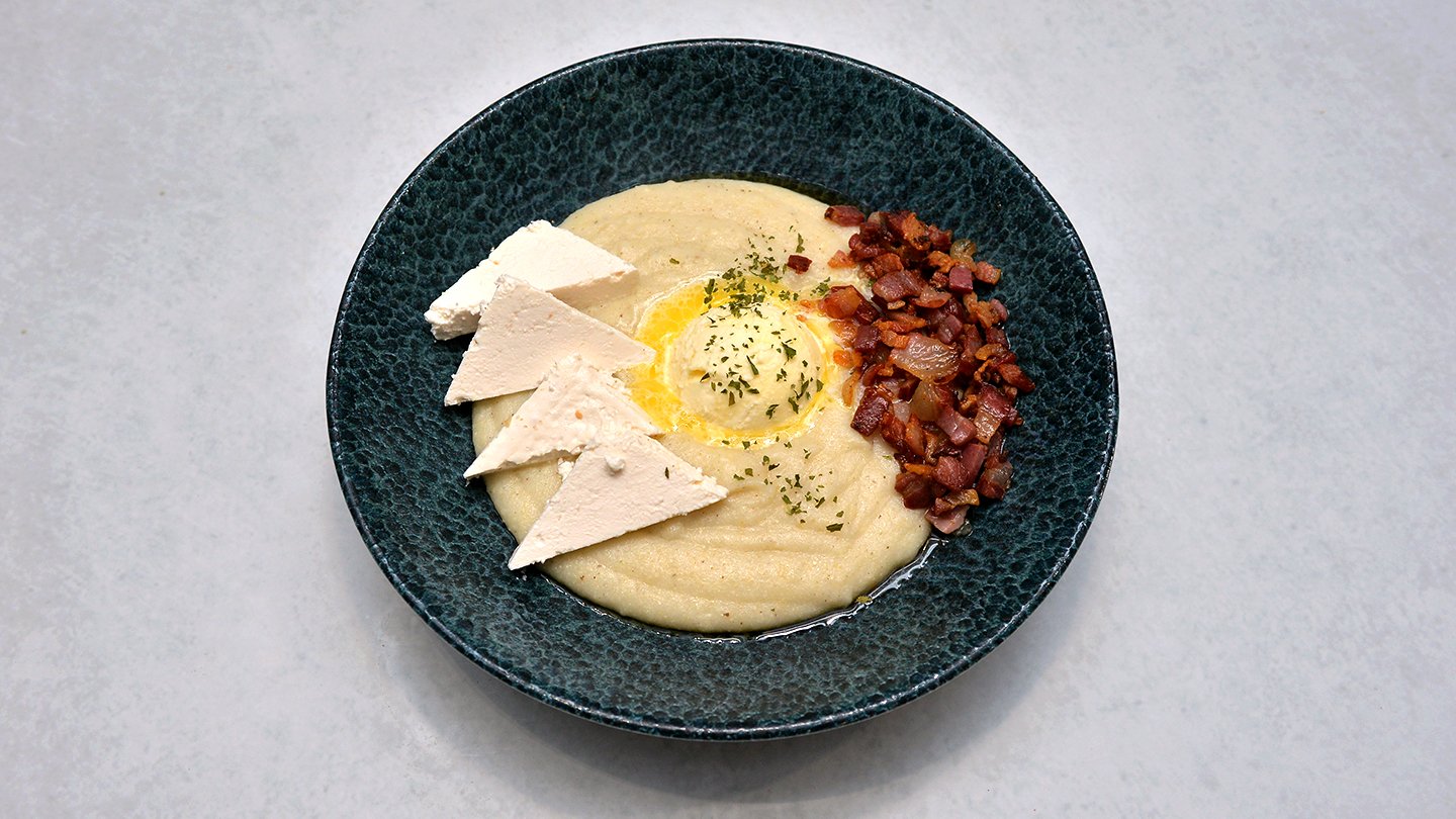 Kačamak sa sirom i slaninom i kajmakom